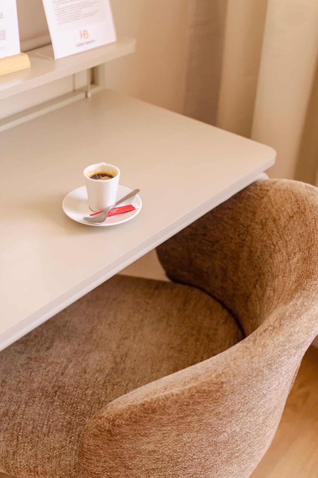 cafe-bureau-chambre-standard-hotel-bloom-caen-rue-bernieres_01