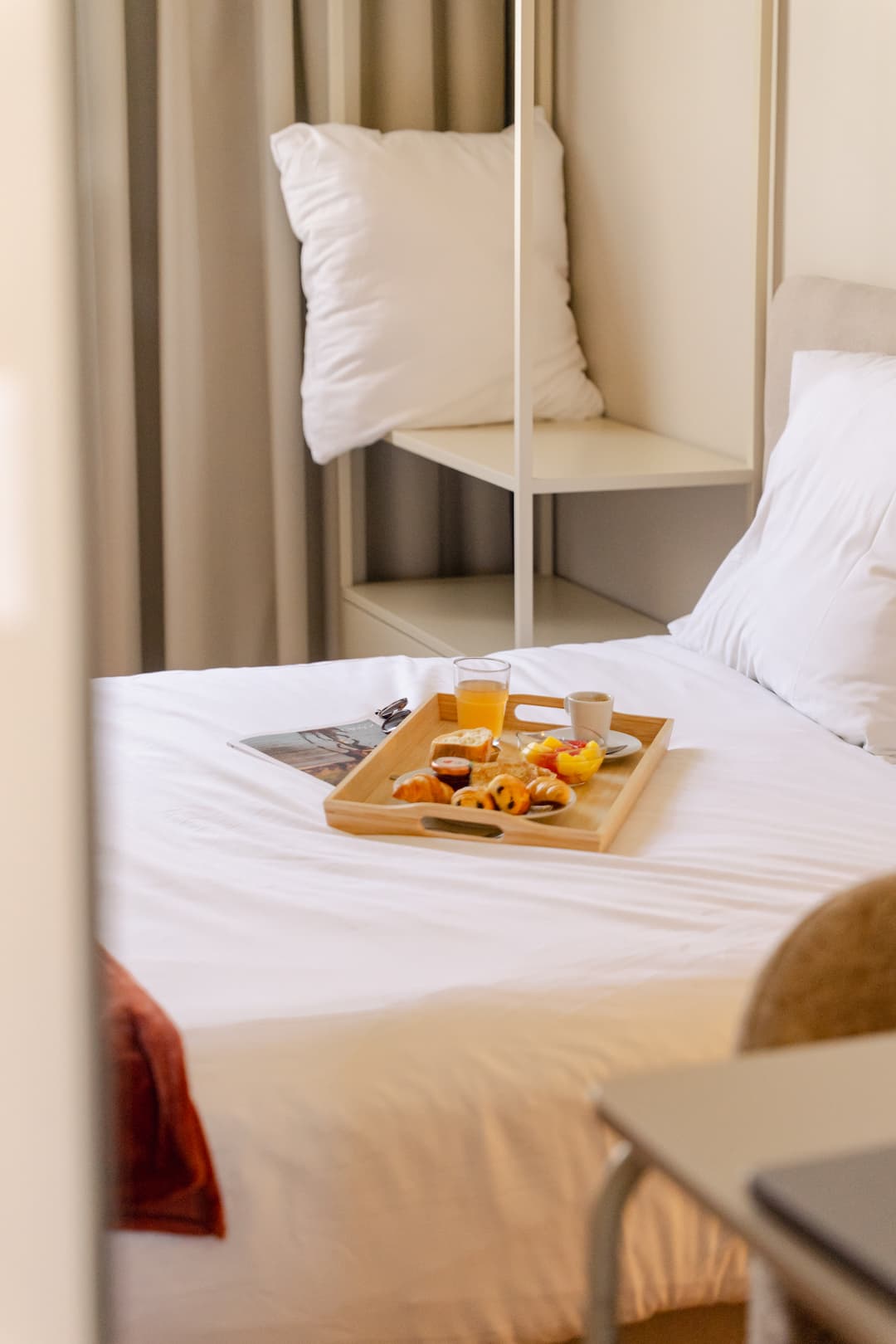 petit-dejuener-lit-chambre-stanard-hotel-bloom-caen-rue-bernieres_01
