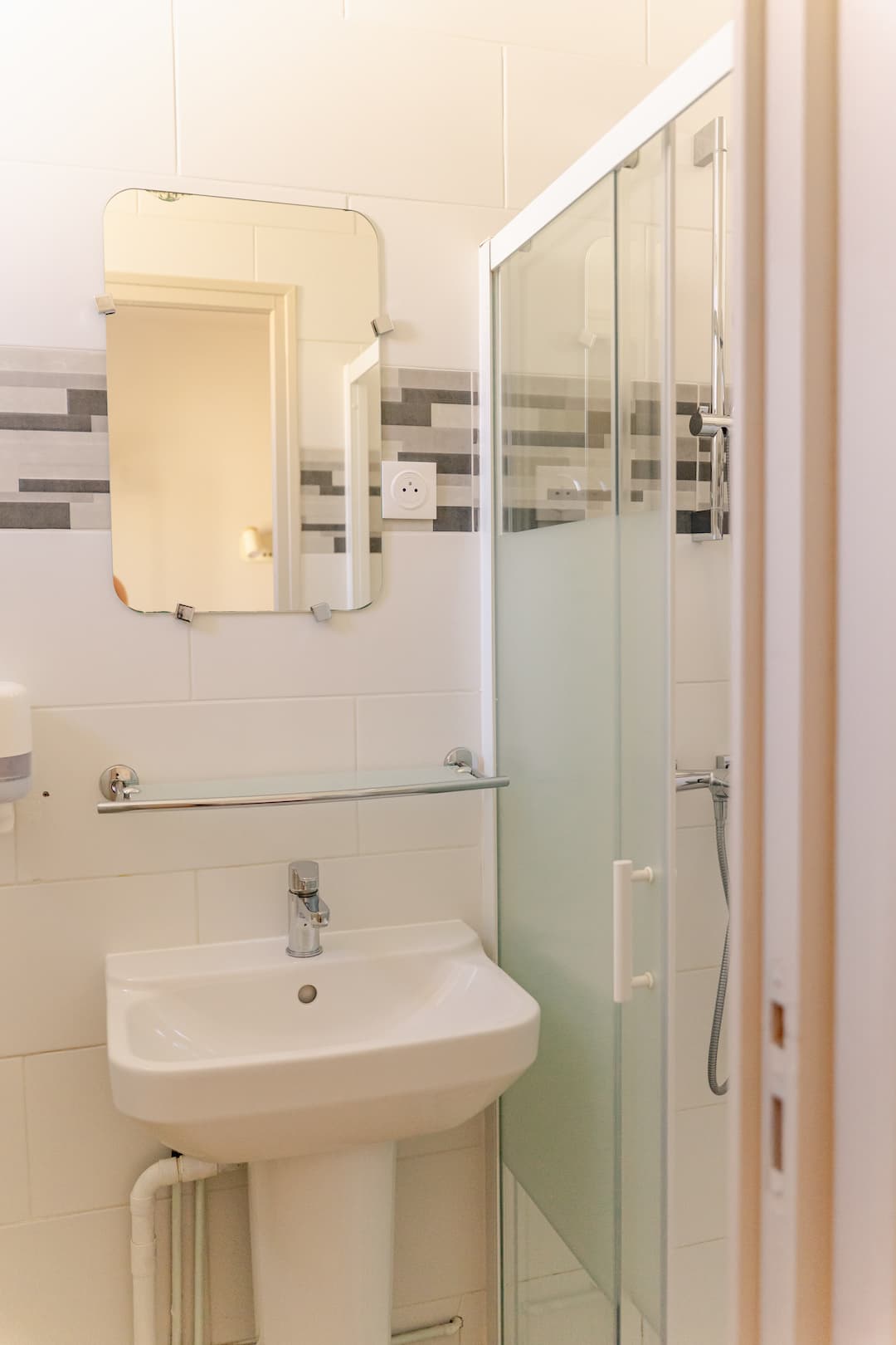 salle-deau-chambre-standard-hotel-bloom-caen-rue-bernieres_01