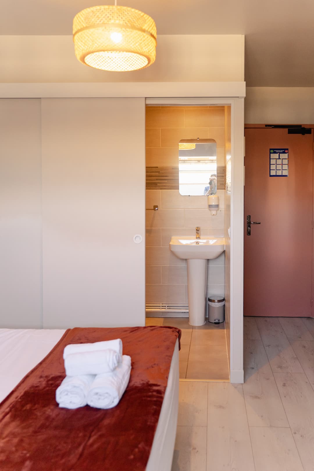 salle-eau-chambre-hotel-bloom-caen-rue-bernieres_01