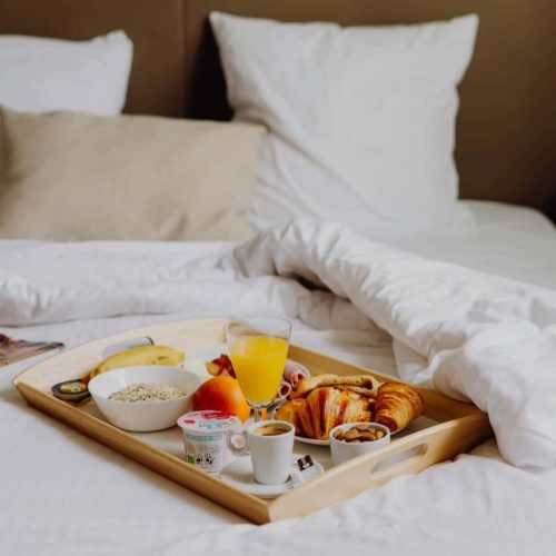 petit-dejeuner-lit-hotelbritol-caen01