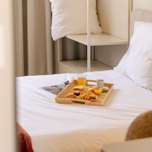 petit-dejuener-lit-chambre-stanard-hotel-bloom-caen-rue-bernieres_01
